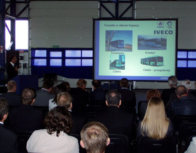 Ekran tylnej projekcji z prezentacją szkoleniową