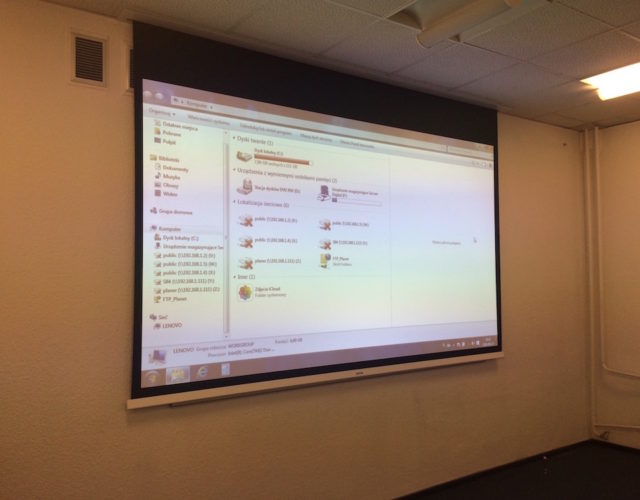 System projekcyjny z ekranem sufitowym