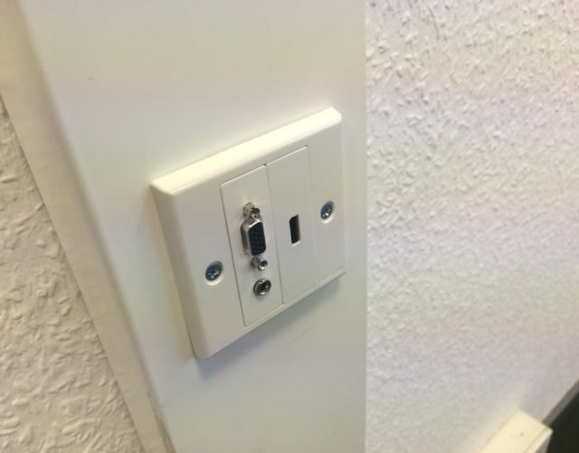 Mikrofony konferencyjne na stole