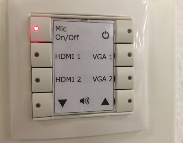 Panel sterowania AV na ścianie